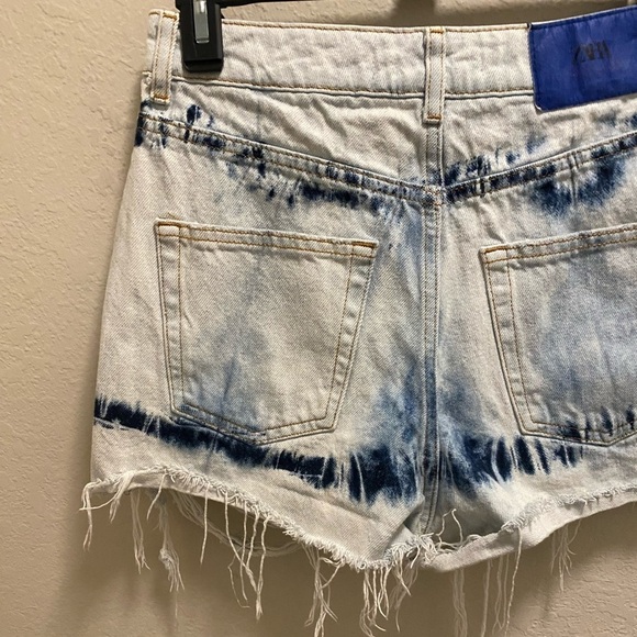 Zara High Waisted Tie Dye Distressed Jean Shorts Size 4 - Picture 8 of 9